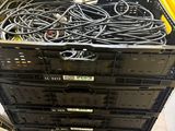 une pile de fils dans une caisse noire posée par terre