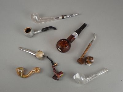 tout un tas de pipes de toutes sortes posées sur la table
