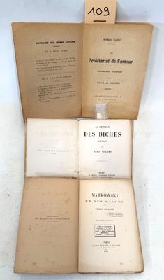 trois livres ouverts posés les uns sur les autres sur une table