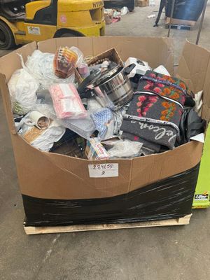 une boîte en carton remplie d'objets, posée par terre