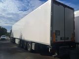 un camion blanc garé dans un parking