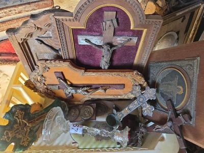 de nombreux objets religieux posés sur une table