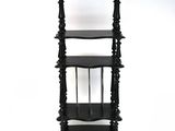 une étagère noire surmontée d'un miroir