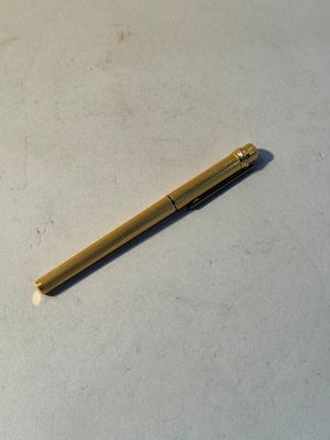 a pen that is laying on top of a table