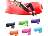 une photo d'une femme allongée sur une grande chaise longue gonflable