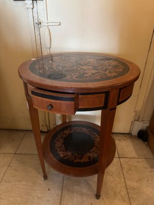 une petite table surmontée d'un tiroir