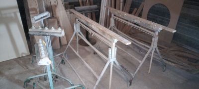 several pieces of wood are stacked on top of each other in the middle of a room