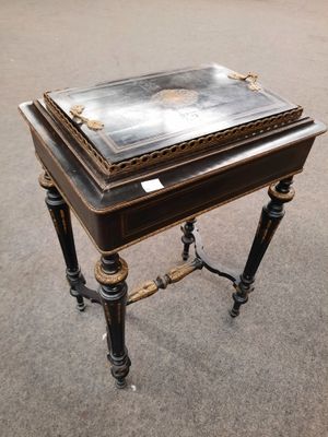une petite table sur laquelle se trouve un miroir