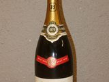 une bouteille de champagne posée sur une table