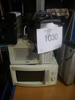 deux fours à micro-ondes empilés l'un sur l'autre sur une table