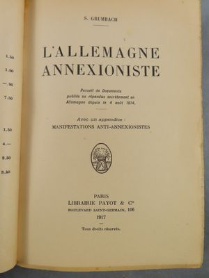 un livre ouvert dont la couverture représente une horloge