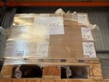 une palette remplie de cartons de bois dans un entrepôt