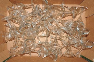 une boîte remplie de verres à vin vides posée sur une table