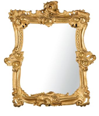un miroir à cadre doré orné d'un motif décoratif