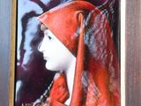 tableau représentant une femme portant un foulard rouge, dans un cadre en bois