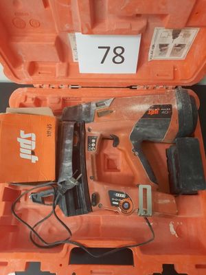 un gros plan sur une boîte à outils orange contenant un marteau et un marteau