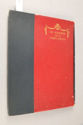 un livre rouge et noir accroché au mur