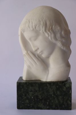statue en marbre représentant une femme les mains sur le visage