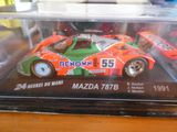 une maquette de voiture de course dans une vitrine