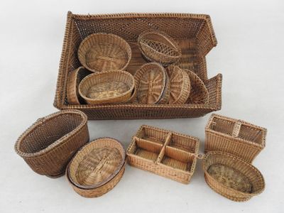 a lot of wicker baskets that are sitting on a table