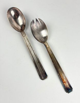 deux cuillères et une cuillère sur une table blanche
