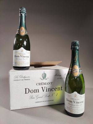 deux bouteilles de vin posées l'une à côté de l'autre sur une boîte