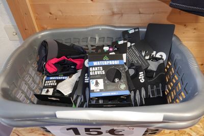 un panier rempli de DVD et d'autres objets