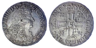 une pièce d'argent avec une croix au recto et une couronne au verso
