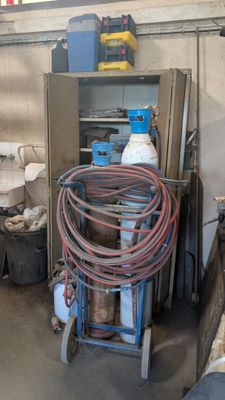 une image d'un garage avec beaucoup d'outils