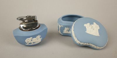 une boîte bleue et blanche surmontée d'un anneau