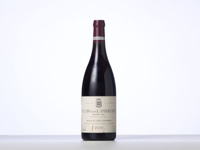 gros plan d'une bouteille de vin sur une table