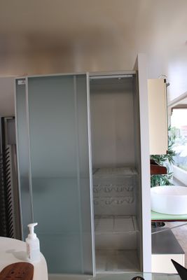 une salle de bains équipée d'une douche et d'un lavabo