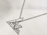 Collier plaqué argent orné d'un triangle et d'un diamant, monté sur une chaîne