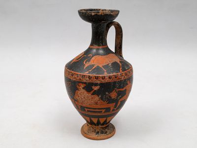 un vase orné d'un motif noir et rouge