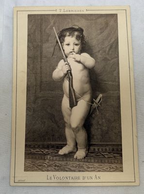 une vieille photo d'un bébé tenant un fusil