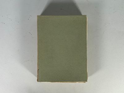 une boîte verte projetant une ombre sur le mur