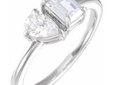 un gros plan d'une bague de fiançailles en diamant ornée de deux pierres en forme de poire