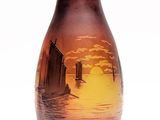 un vase sur lequel est représenté un coucher de soleil