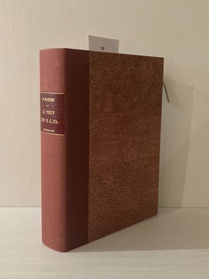 un livre posé sur une table blanche