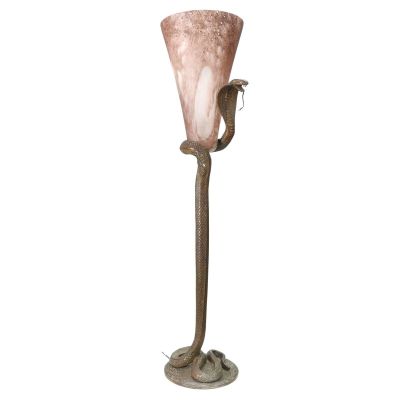 une lampe ancienne avec un abat-jour en verre rose posé sur un pied en métal