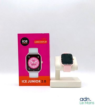 une boîte de montres Ice Junior à côté d'une Apple Watch
