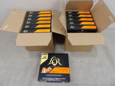 deux paquets de cigarettes posés sur une table à côté d'un paquet de cigarettes