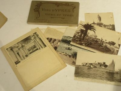 de nombreuses cartes postales anciennes posées sur une table, sur lesquelles figure l'image d'un bateau