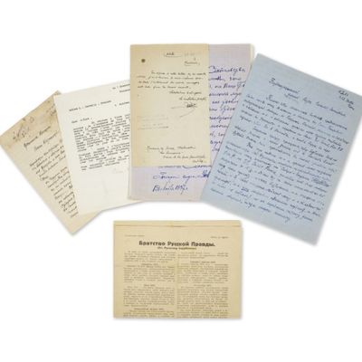 une pile de vieilles lettres et de vieux papiers empilés les uns sur les autres