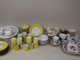 de nombreux types de plats et de tasses sur la table