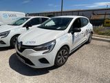 deux voitures blanches garées l'une à côté de l'autre sur un parking