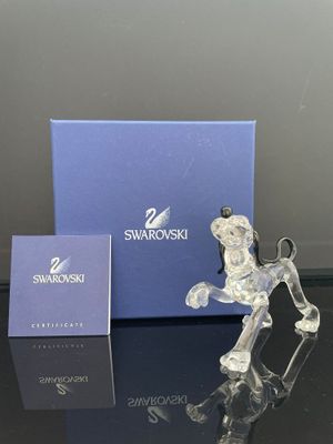 un gros plan sur une figurine représentant un chien posée sur une table