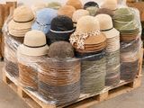 de nombreux chapeaux emballés dans du plastique sur une palette