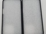 deux téléphones portables noirs posés côte à côte sur une surface blanche