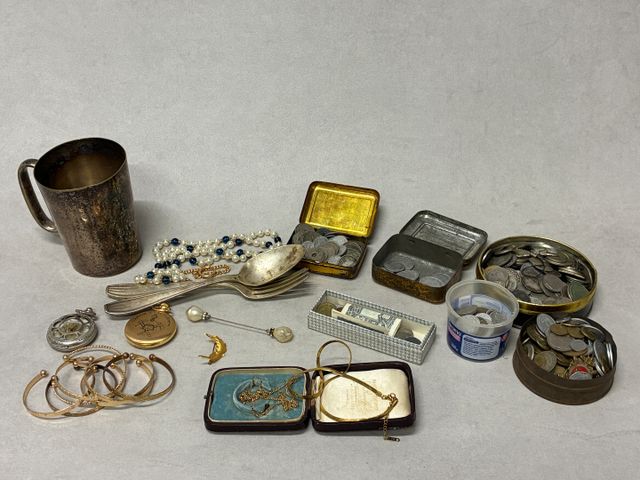 Lot de monnaies et bijoux fantaisies